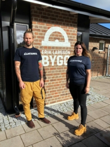 Lars och Sonja i t-shirt med ordet Omtanke